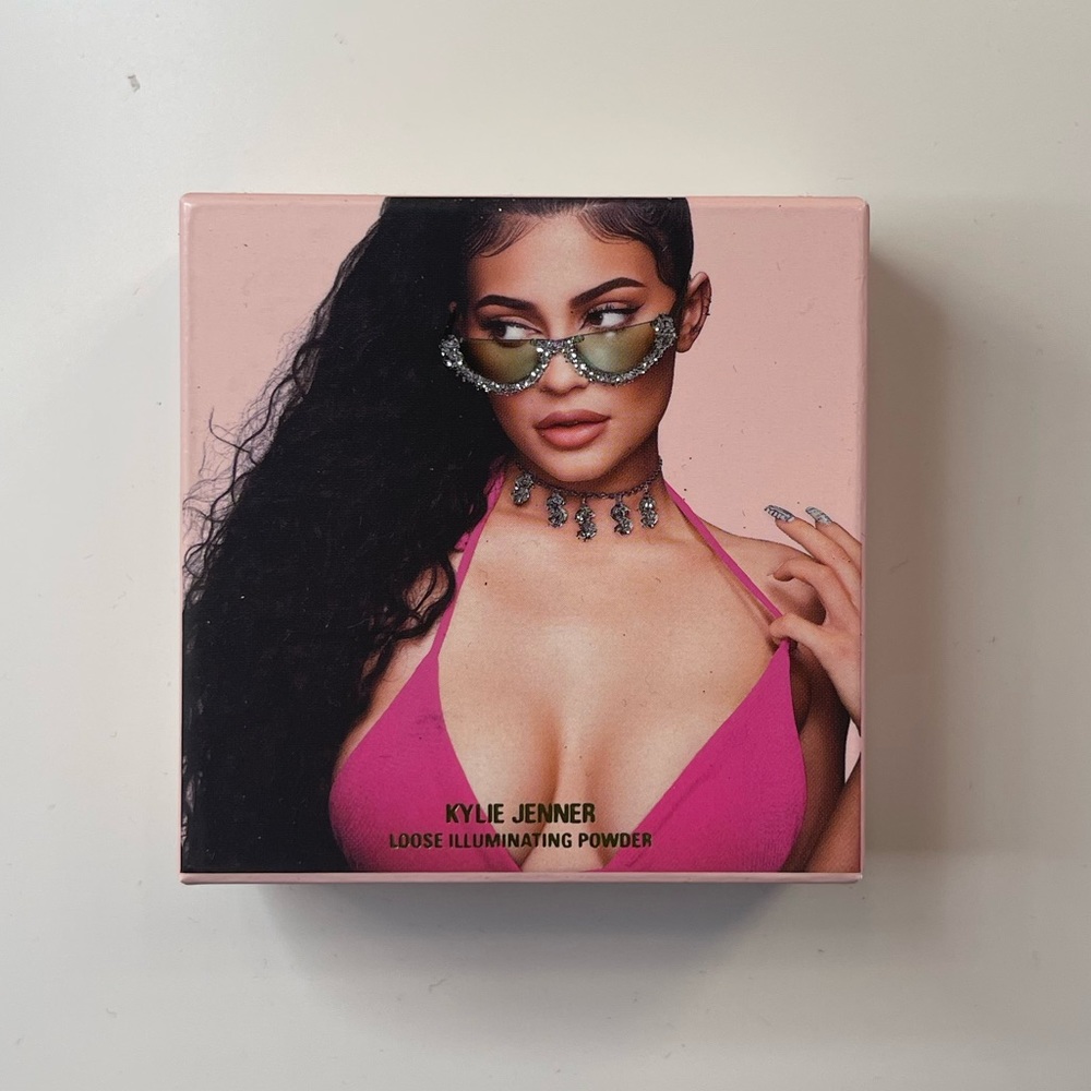 Kylie Cosmetics - Loose Illuminating Powder (Birthday Collection)